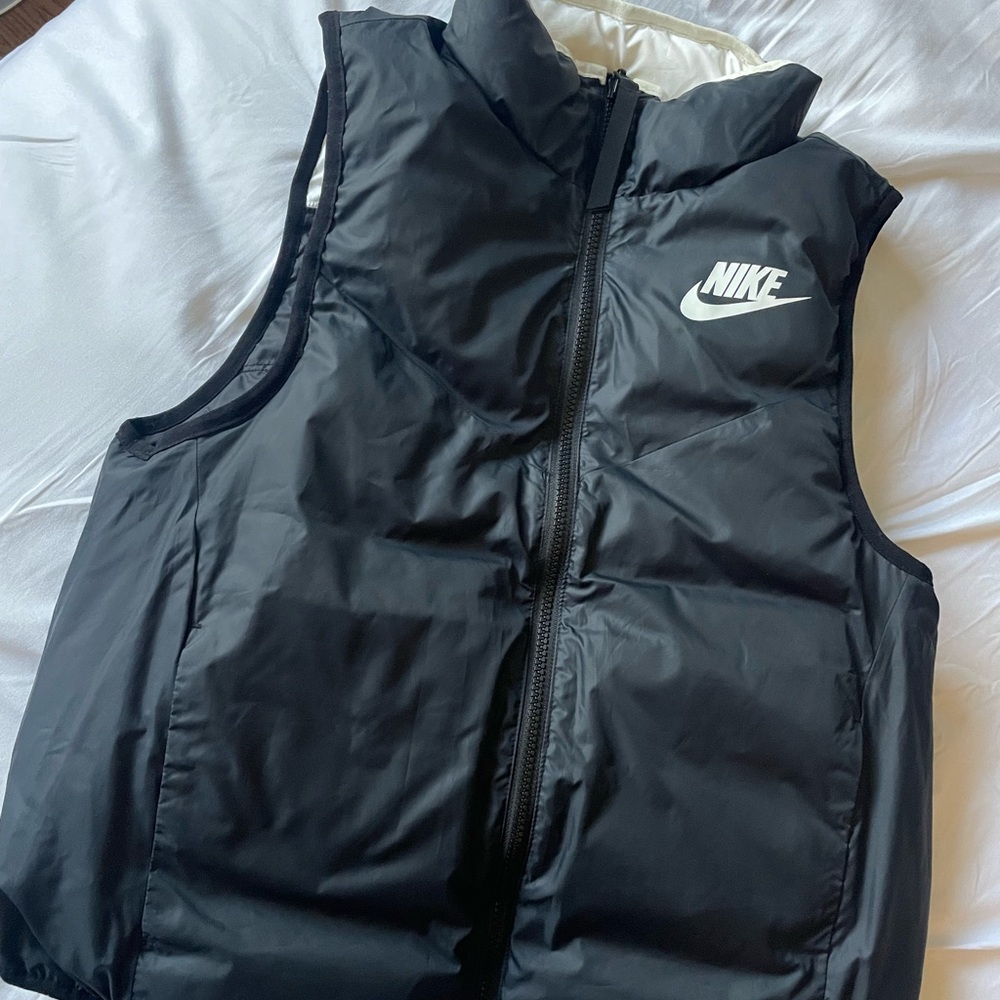 Nike Two-Tone Black and White Vest - Picture 3 of 5
